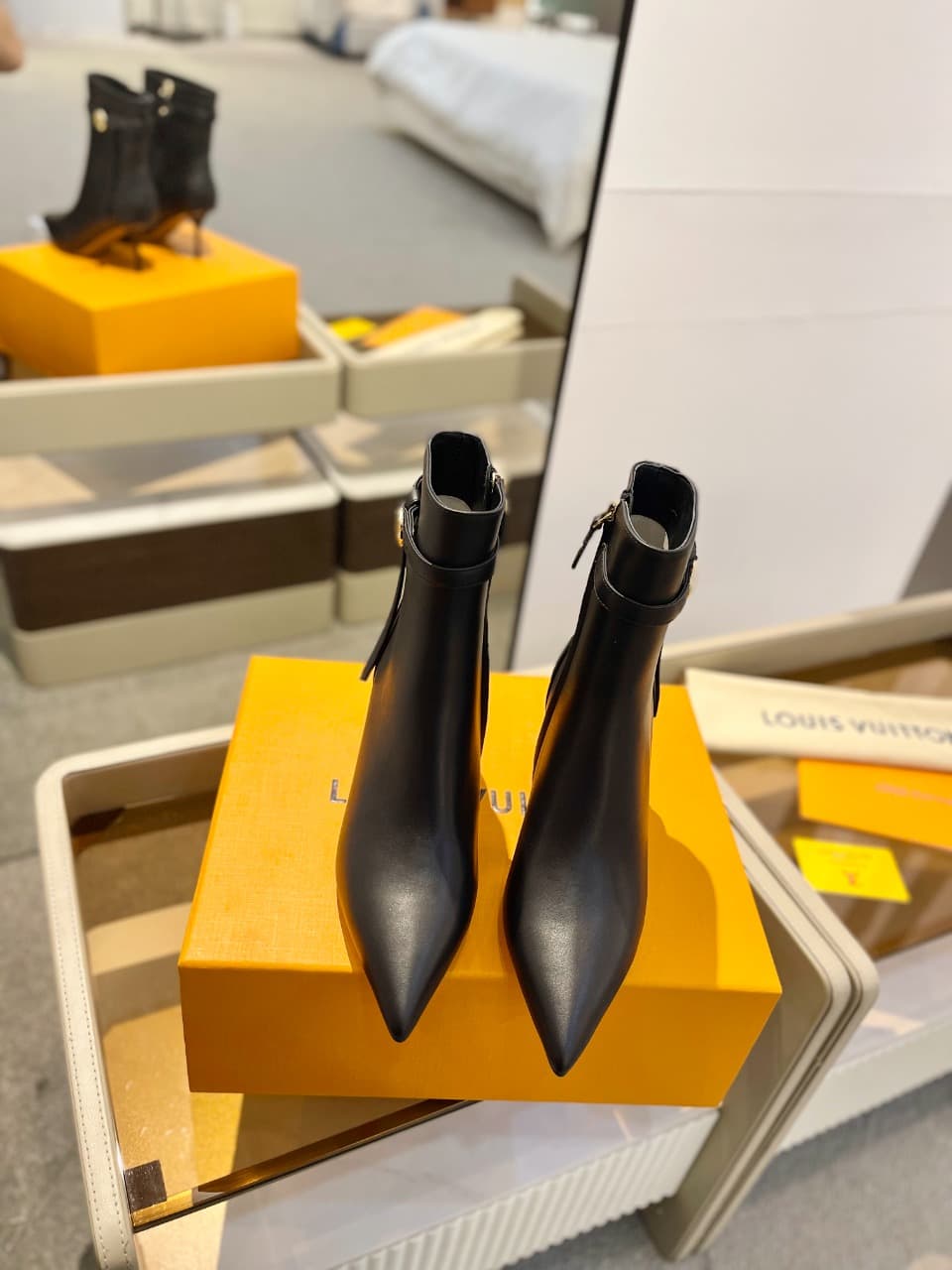 D9008 2026 – Latest Collection/series. The latest runway shoes from the autumn/winter collection at L✔️ Home stores are also updated on the official website. Perfect fit + LV-style buckles design, with a feminine and elegant style. Original mold-based fit — image 3