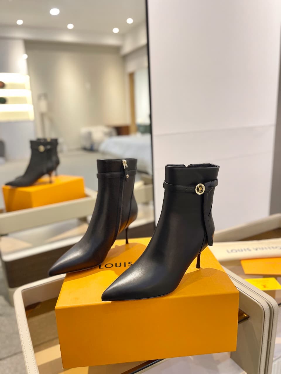 D9008 2026 – Latest Collection/series. The latest runway shoes from the autumn/winter collection at L✔️ Home stores are also updated on the official website. Perfect fit + LV-style buckles design, with a feminine and elegant style. Original mold-based fit — image 4