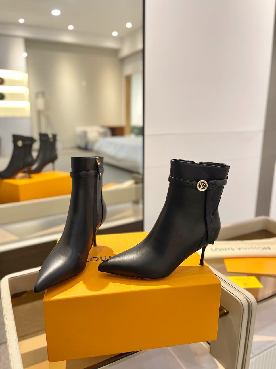 D9008 2026 – Latest Collection/series. The latest runway shoes from the autumn/winter collection at L✔️ Home stores are also updated on the official website. Perfect fit + LV-style buckles design, with a feminine and elegant style. Original mold-based fit — image 5