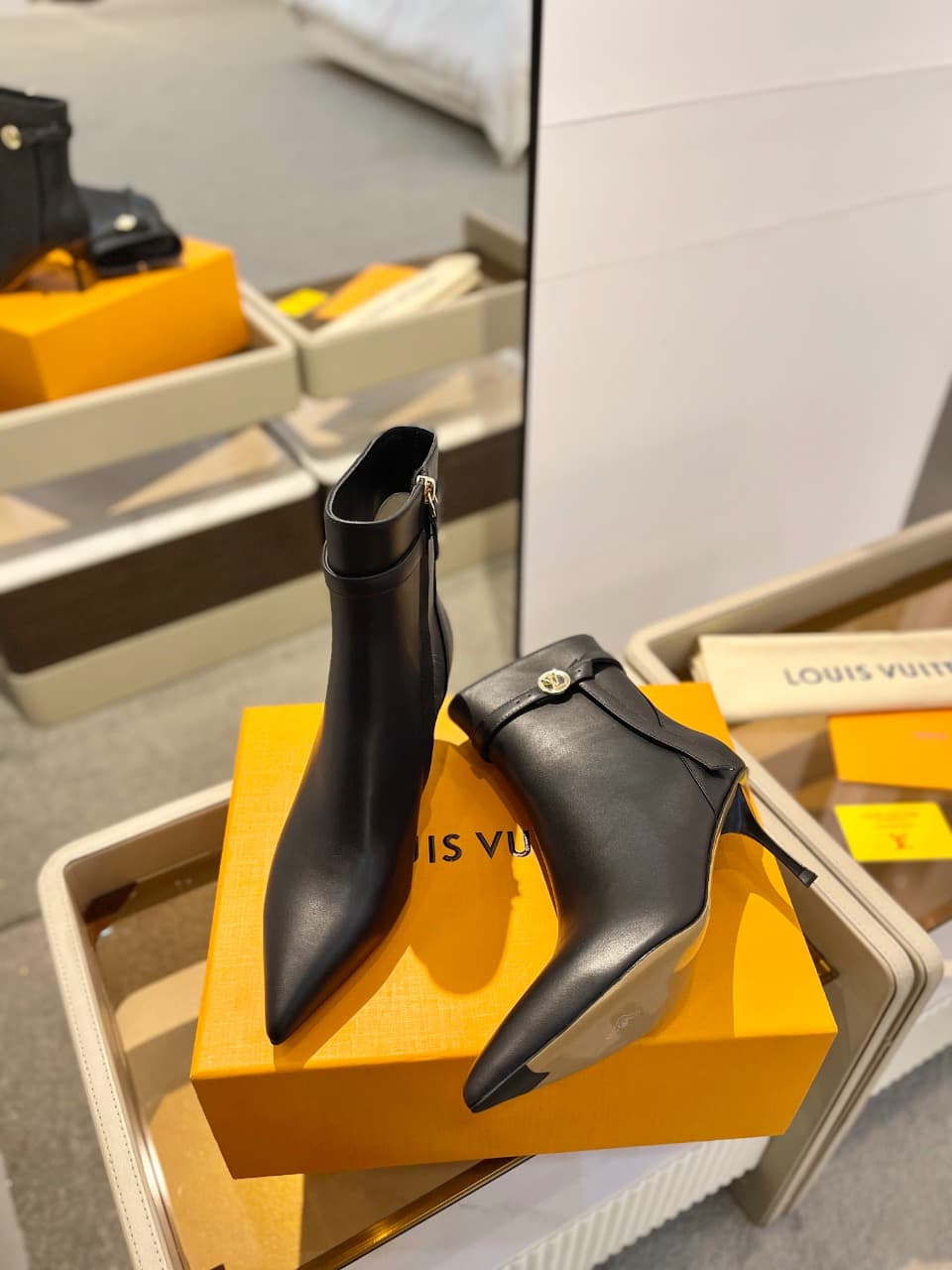 D9008 2026 – Latest Collection/series. The latest runway shoes from the autumn/winter collection at L✔️ Home stores are also updated on the official website. Perfect fit + LV-style buckles design, with a feminine and elegant style. Original mold-based fit — image 6