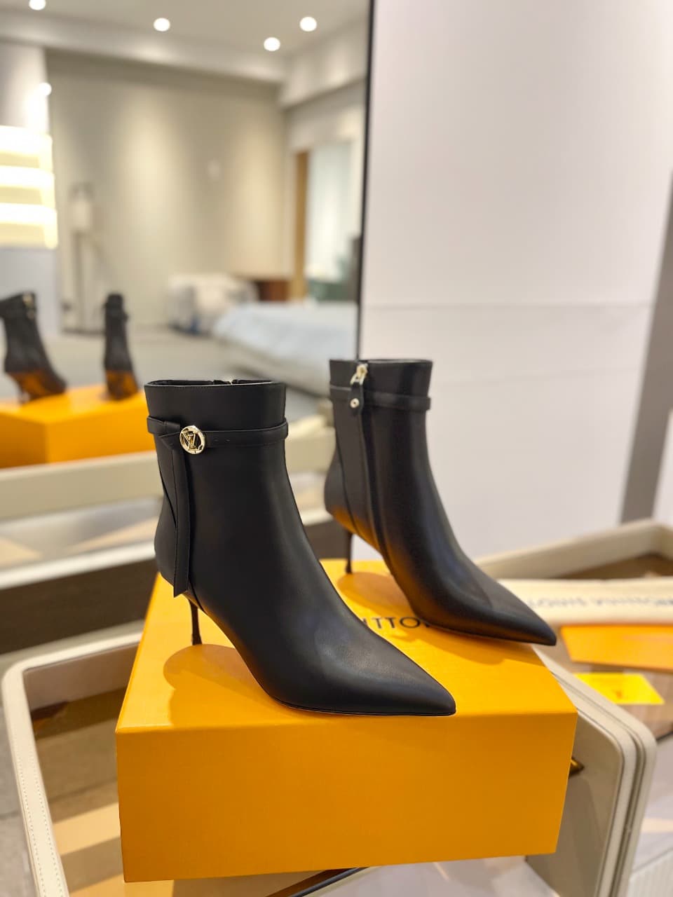 D9008 2026 – Latest Collection/series. The latest runway shoes from the autumn/winter collection at L✔️ Home stores are also updated on the official website. Perfect fit + LV-style buckles design, with a feminine and elegant style. Original mold-based fit — image 2