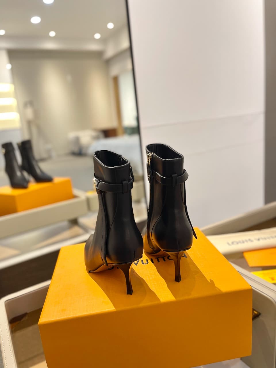 D9008 2026 – Latest Collection/series. The latest runway shoes from the autumn/winter collection at L✔️ Home stores are also updated on the official website. Perfect fit + LV-style buckles design, with a feminine and elegant style. Original mold-based fit — image 7