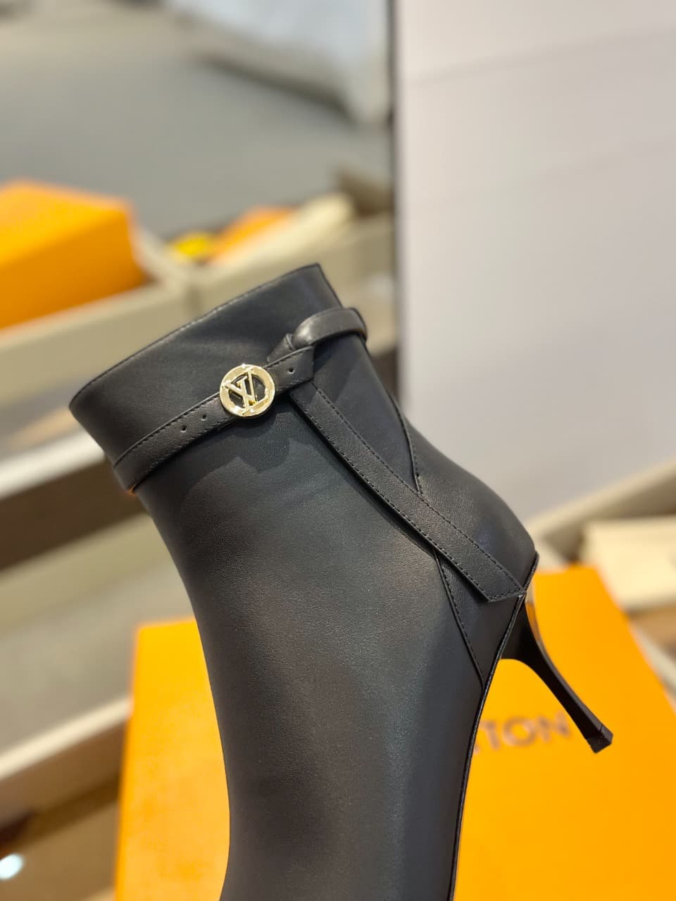 D9008 2026 – Latest Collection/series. The latest runway shoes from the autumn/winter collection at L✔️ Home stores are also updated on the official website. Perfect fit + LV-style buckles design, with a feminine and elegant style. Original mold-based fit — image 8