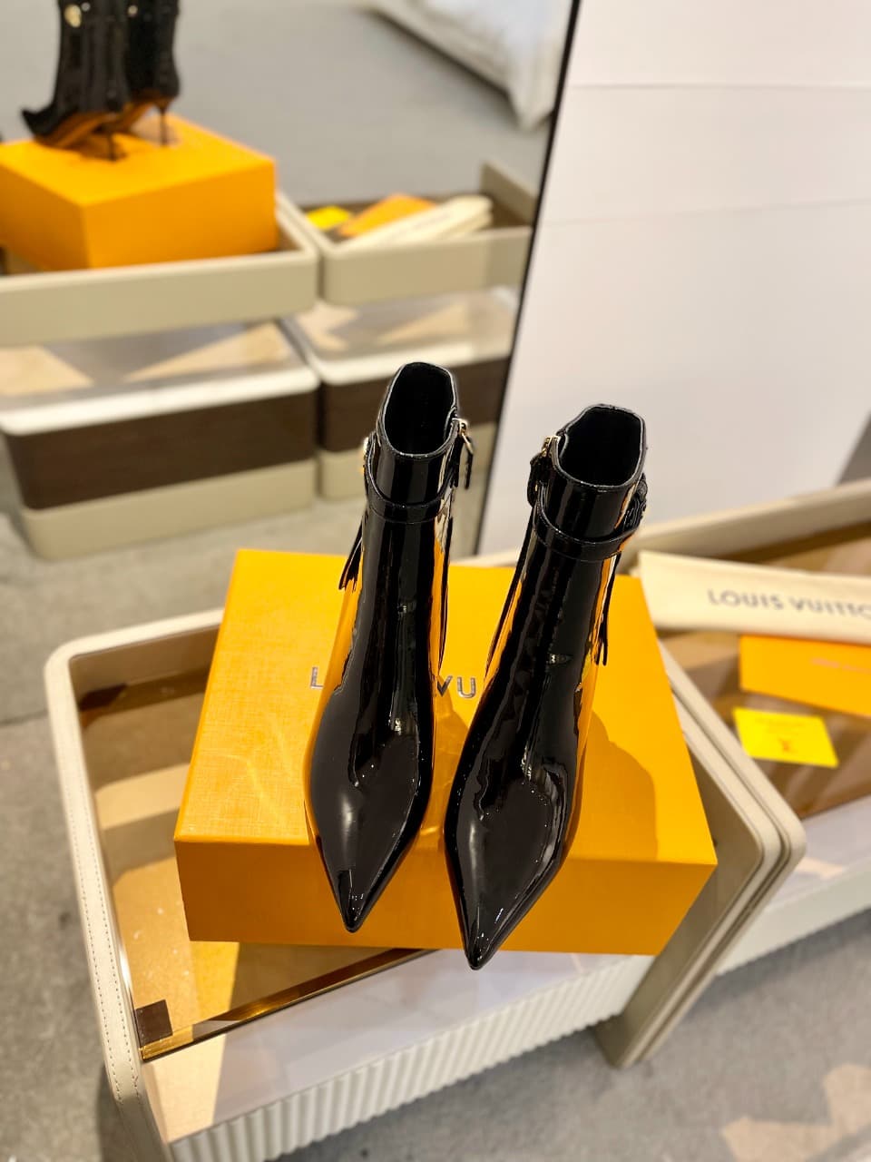 D9007 2026  Latest: L✔️ The latest models from the autumn/winter collection at the store are also updated on the official website. With a perfect fit and LV-style buckles, these boots exude femininity and elegance. They feature authentic mold-based design — image 3