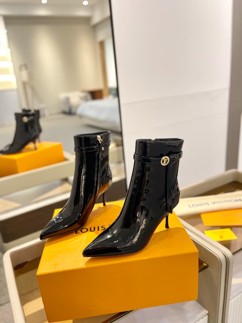 D9007 2026  Latest: L✔️ The latest models from the autumn/winter collection at the store are also updated on the official website. With a perfect fit and LV-style buckles, these boots exude femininity and elegance. They feature authentic mold-based design — image 4