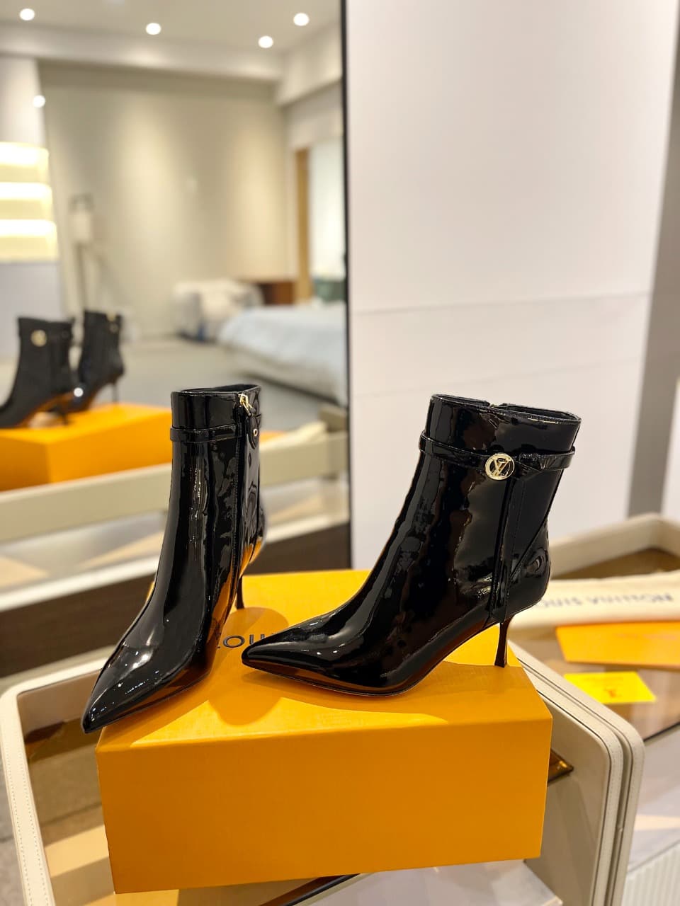 D9007 2026  Latest: L✔️ The latest models from the autumn/winter collection at the store are also updated on the official website. With a perfect fit and LV-style buckles, these boots exude femininity and elegance. They feature authentic mold-based design — image 5