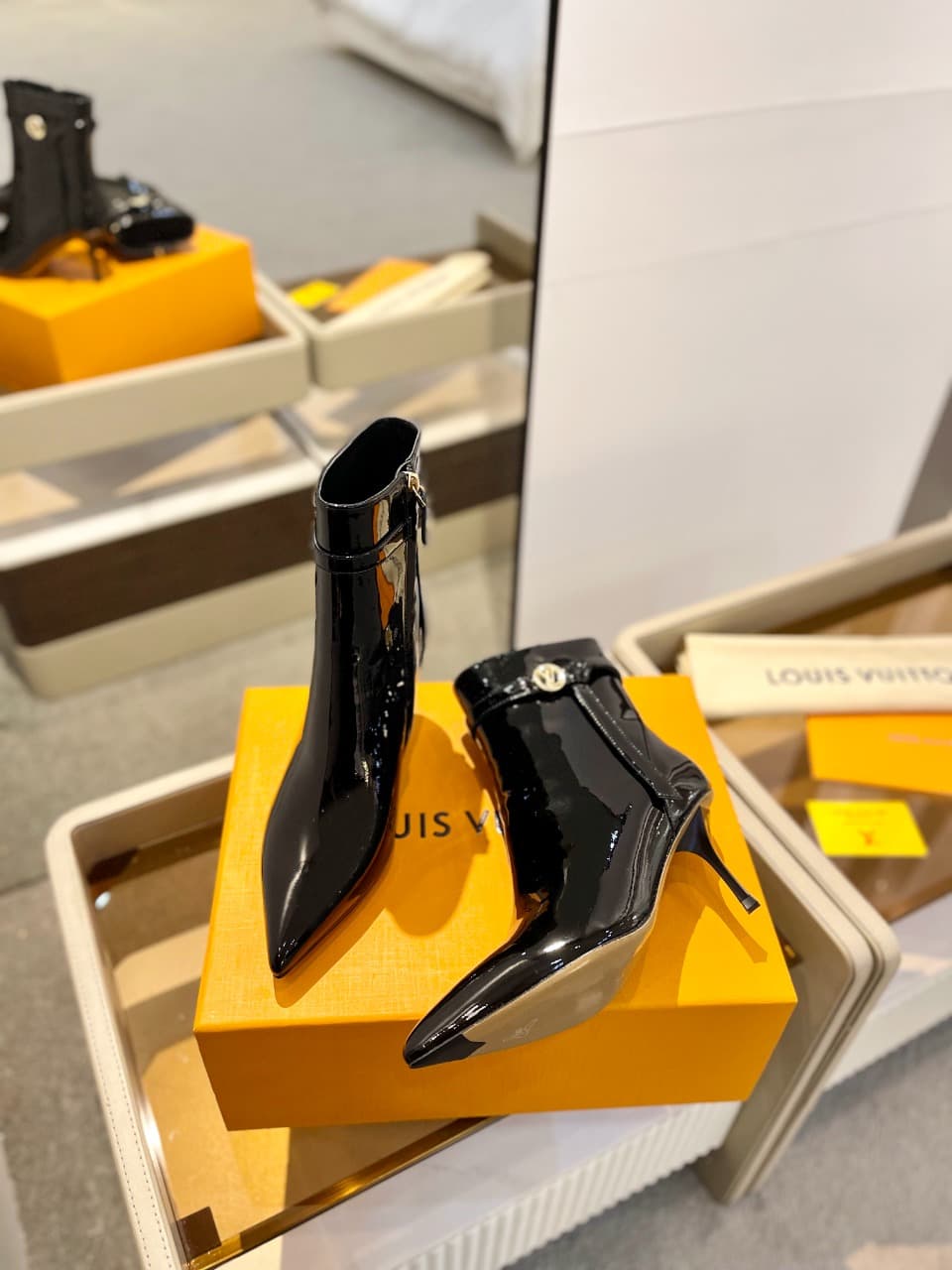 D9007 2026  Latest: L✔️ The latest models from the autumn/winter collection at the store are also updated on the official website. With a perfect fit and LV-style buckles, these boots exude femininity and elegance. They feature authentic mold-based design — image 6