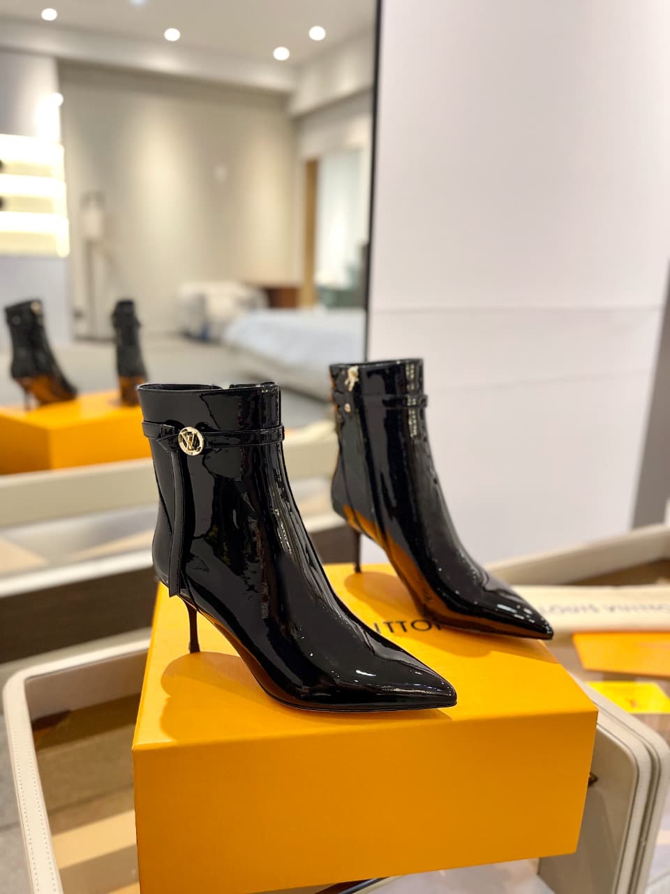D9007 2026  Latest: L✔️ The latest models from the autumn/winter collection at the store are also updated on the official website. With a perfect fit and LV-style buckles, these boots exude femininity and elegance. They feature authentic mold-based design — image 2