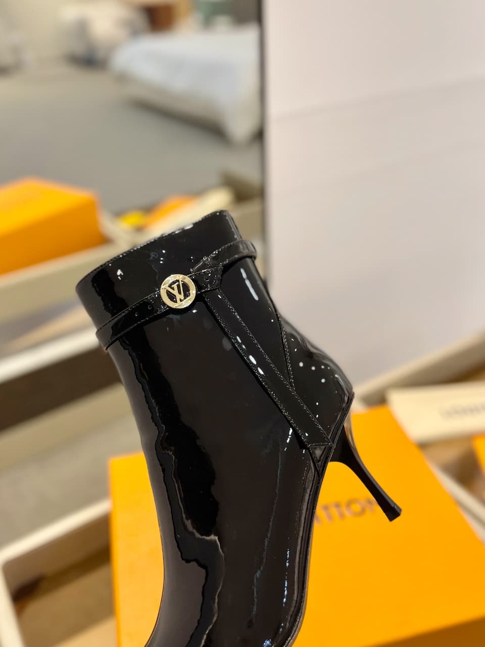 D9007 2026  Latest: L✔️ The latest models from the autumn/winter collection at the store are also updated on the official website. With a perfect fit and LV-style buckles, these boots exude femininity and elegance. They feature authentic mold-based design — image 8