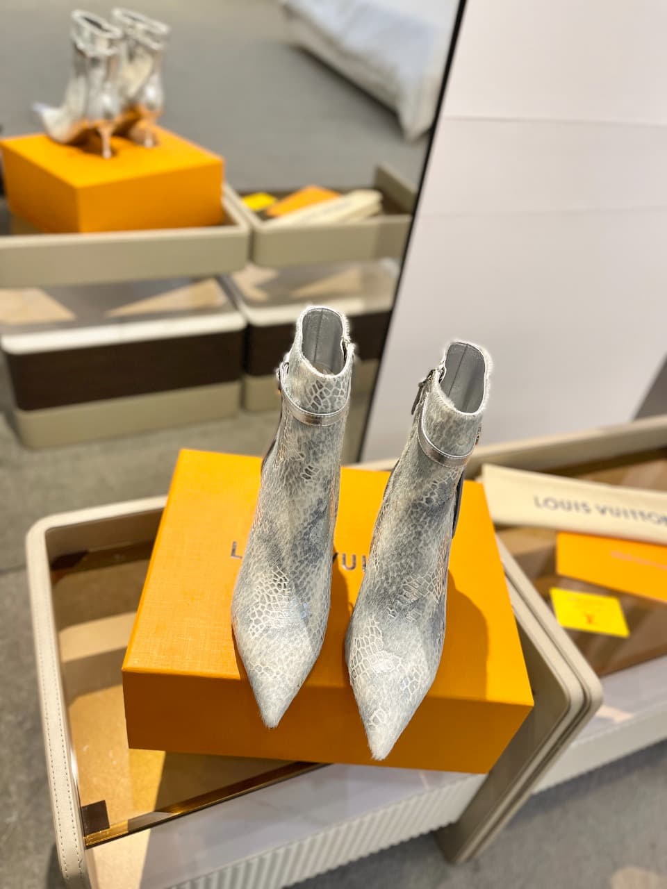 D9010 2026 – Latest Collection/series. The latest boots from L✔️’s autumn/winter storefront show are also available on the official website. Perfect foot shape + LV-style buckle design, full of femininity and elegance. Original mold-based design, ultimate — image 3