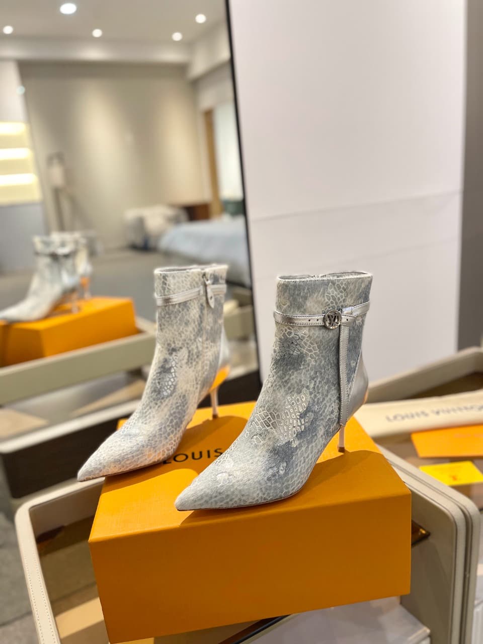 D9010 2026 – Latest Collection/series. The latest boots from L✔️’s autumn/winter storefront show are also available on the official website. Perfect foot shape + LV-style buckle design, full of femininity and elegance. Original mold-based design, ultimate — image 4