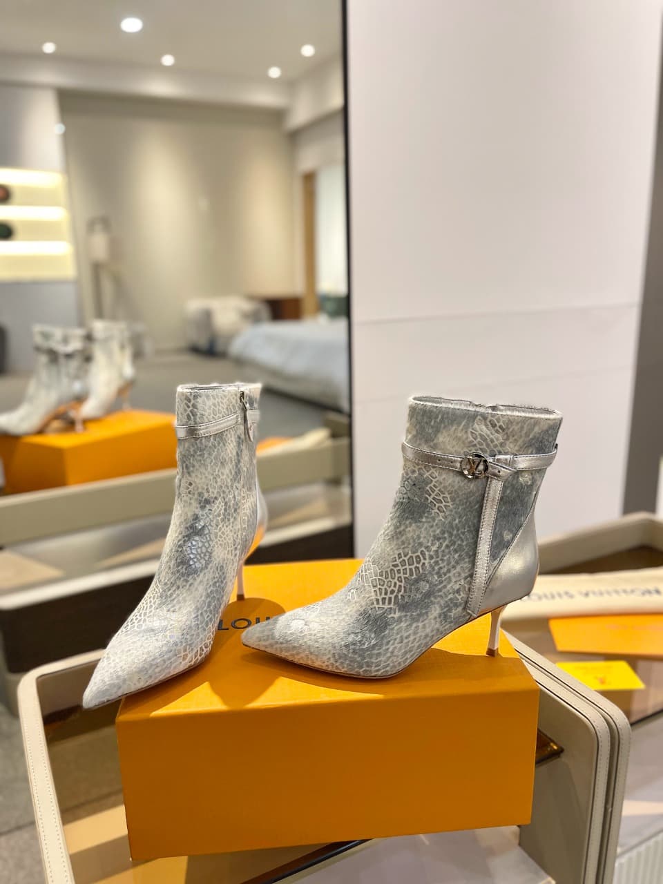 D9010 2026 – Latest Collection/series. The latest boots from L✔️’s autumn/winter storefront show are also available on the official website. Perfect foot shape + LV-style buckle design, full of femininity and elegance. Original mold-based design, ultimate — image 5