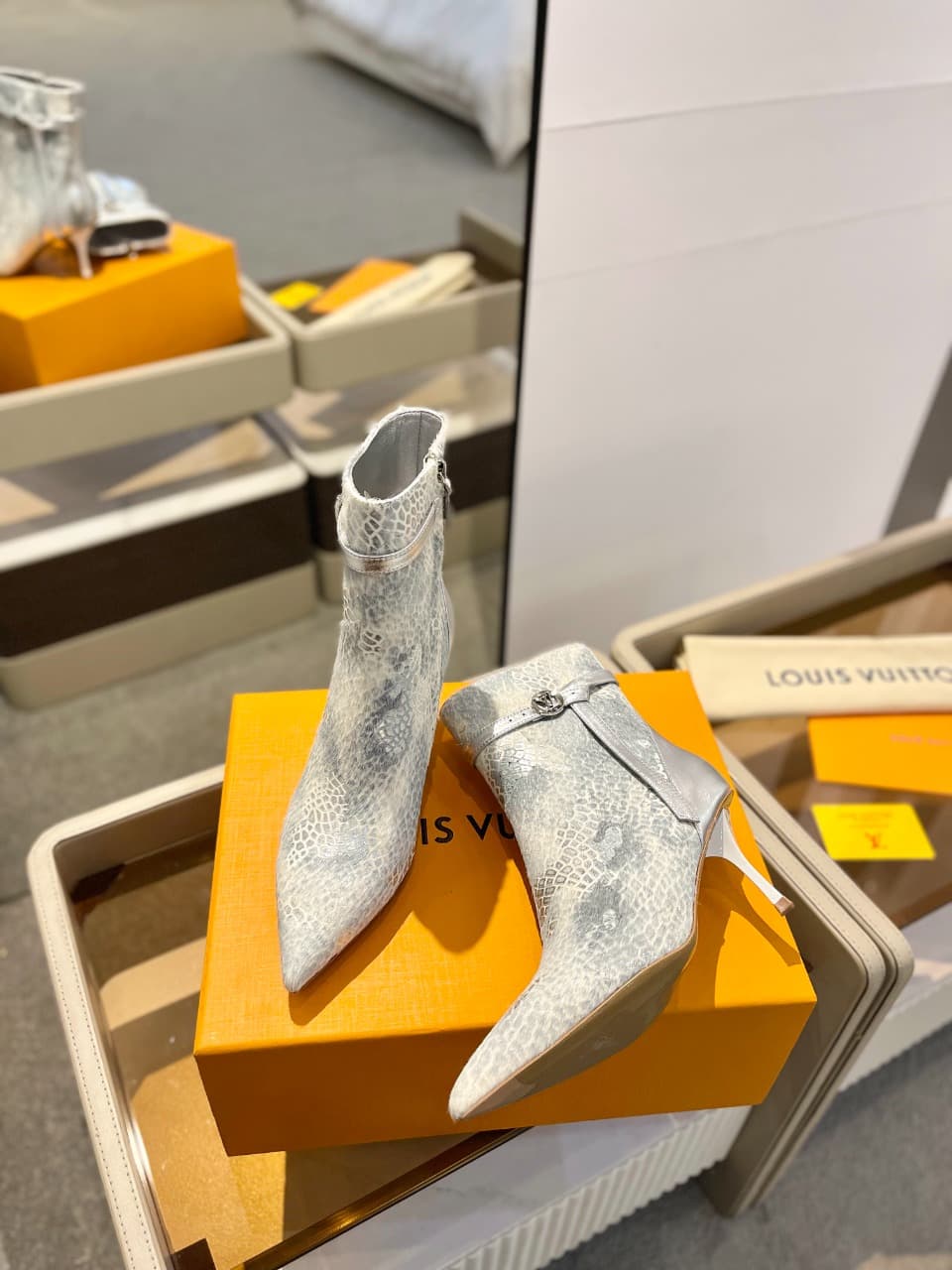 D9010 2026 – Latest Collection/series. The latest boots from L✔️’s autumn/winter storefront show are also available on the official website. Perfect foot shape + LV-style buckle design, full of femininity and elegance. Original mold-based design, ultimate — image 6
