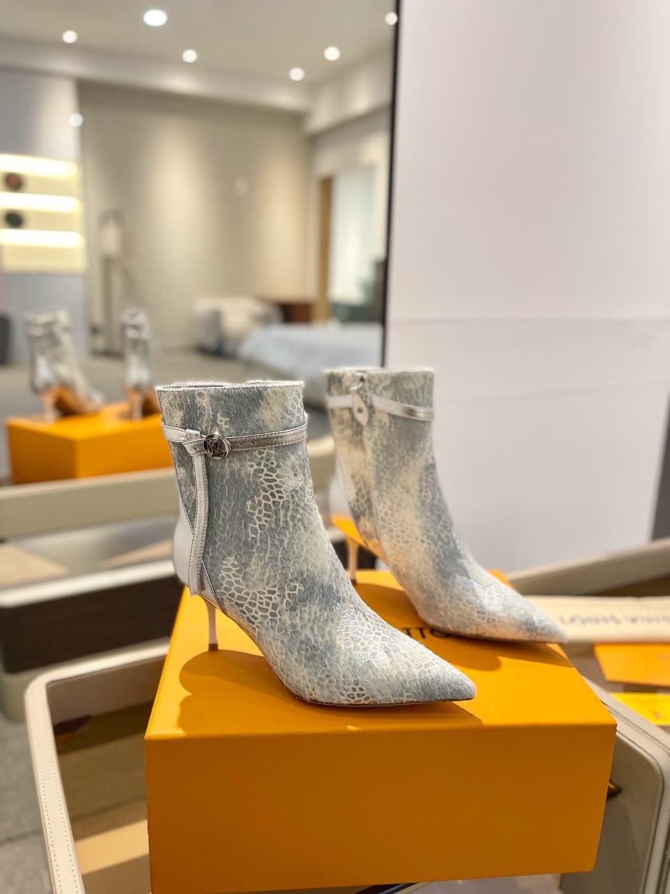 D9010 2026 – Latest Collection/series. The latest boots from L✔️’s autumn/winter storefront show are also available on the official website. Perfect foot shape + LV-style buckle design, full of femininity and elegance. Original mold-based design, ultimate — image 2