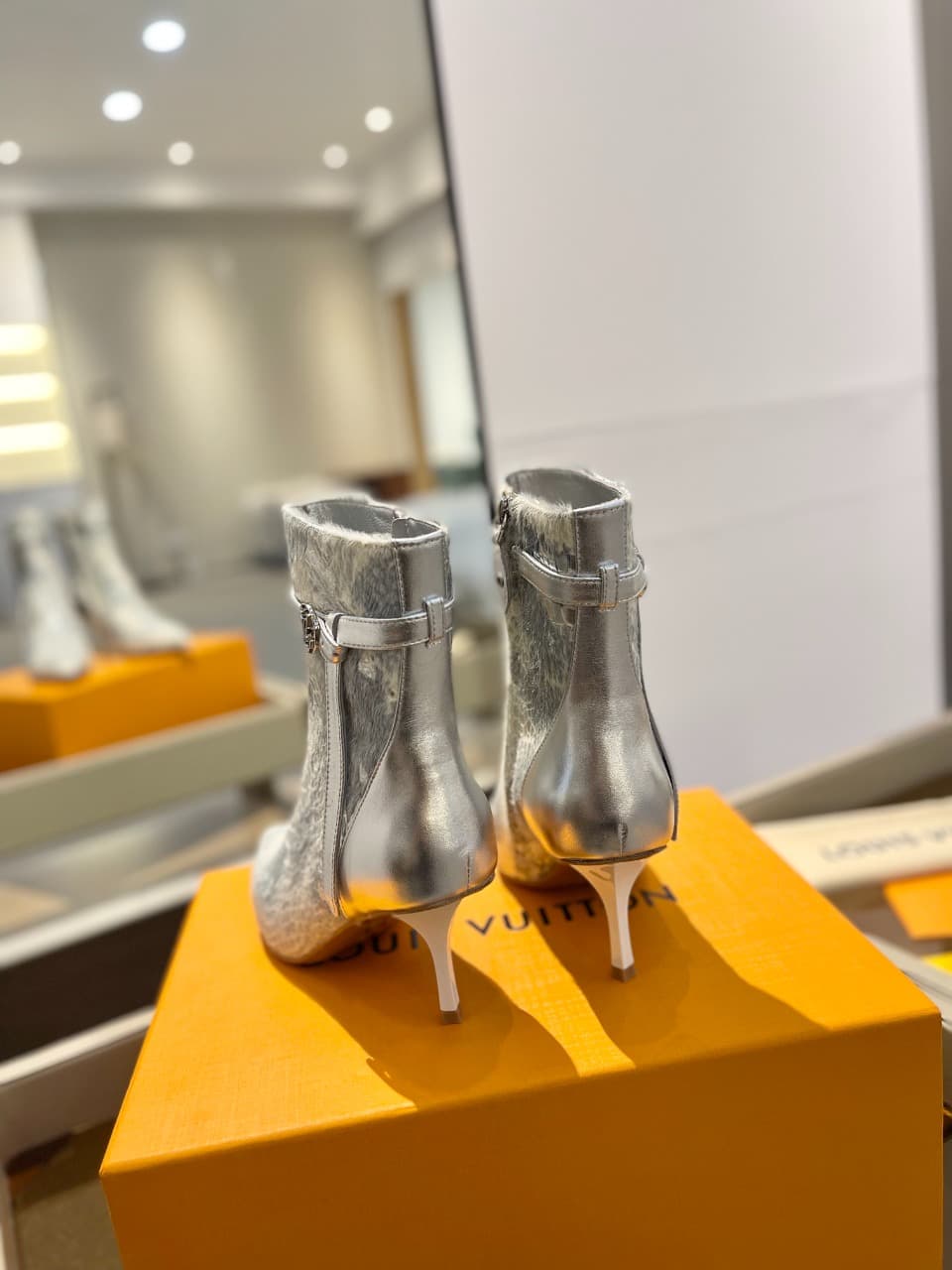 D9010 2026 – Latest Collection/series. The latest boots from L✔️’s autumn/winter storefront show are also available on the official website. Perfect foot shape + LV-style buckle design, full of femininity and elegance. Original mold-based design, ultimate — image 7