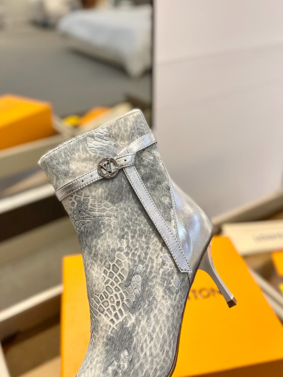 D9010 2026 – Latest Collection/series. The latest boots from L✔️’s autumn/winter storefront show are also available on the official website. Perfect foot shape + LV-style buckle design, full of femininity and elegance. Original mold-based design, ultimate — image 8