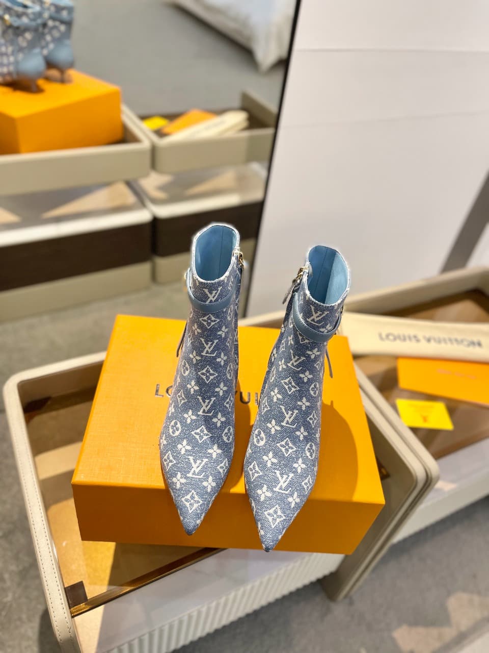 D9018 2026 – Latest Collection/series. The latest runway-style boots from the autumn/winter storefront of L✔️ are also available on the official website. Perfect fit + LV-inspired buckle design, with a feminine and elegant style. Original molded fit, ulti — image 3