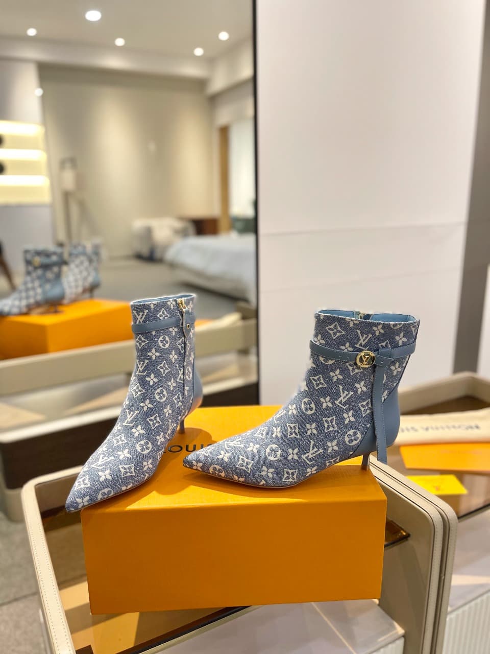 D9018 2026 – Latest Collection/series. The latest runway-style boots from the autumn/winter storefront of L✔️ are also available on the official website. Perfect fit + LV-inspired buckle design, with a feminine and elegant style. Original molded fit, ulti — image 5