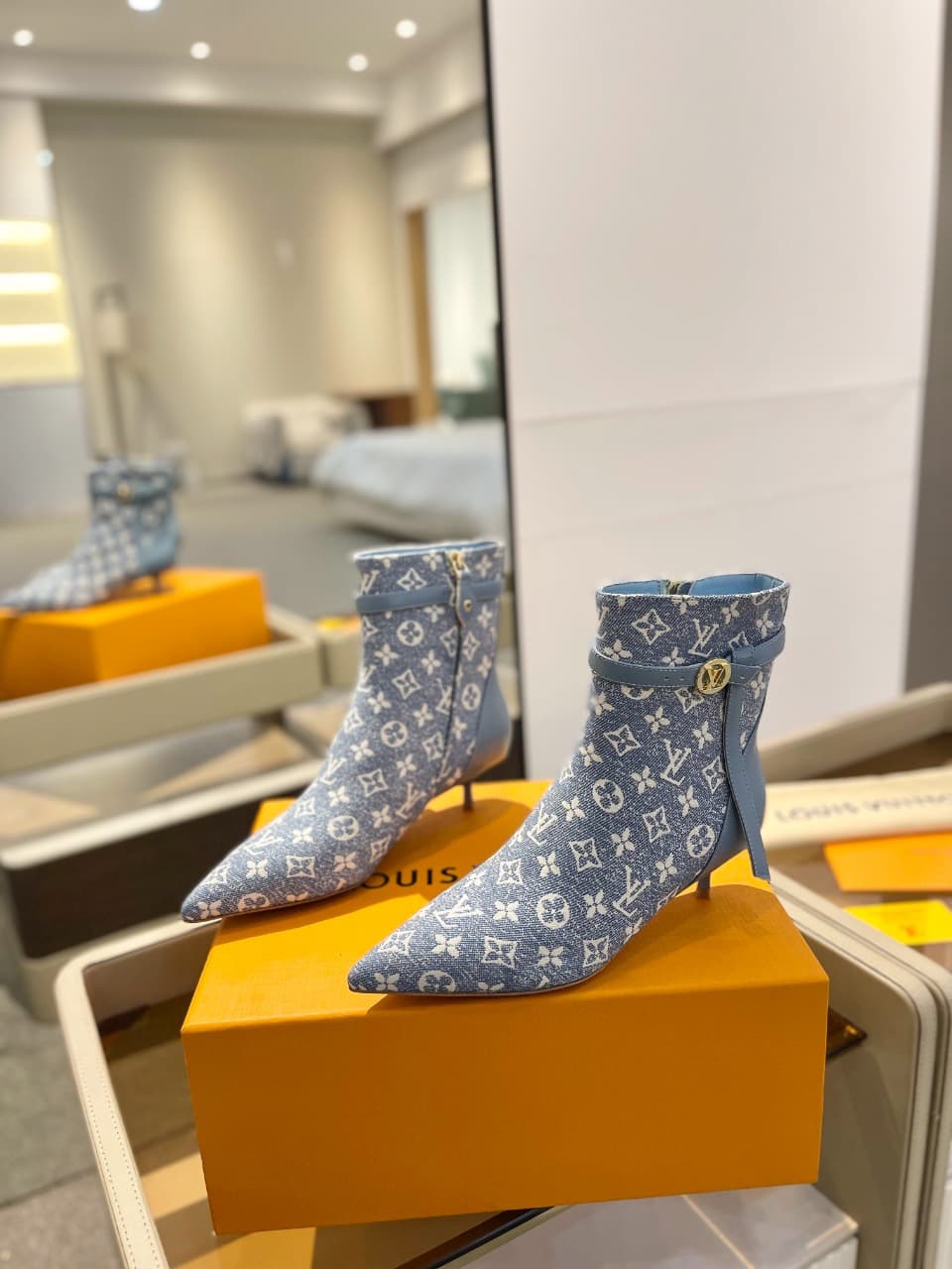 D9018 2026 – Latest Collection/series. The latest runway-style boots from the autumn/winter storefront of L✔️ are also available on the official website. Perfect fit + LV-inspired buckle design, with a feminine and elegant style. Original molded fit, ulti — image 4