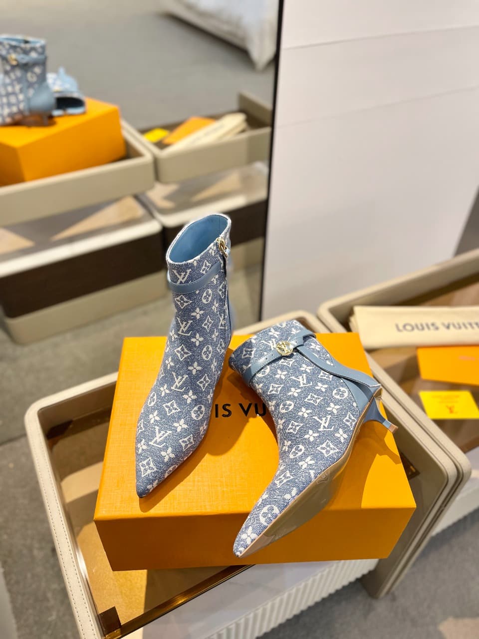 D9018 2026 – Latest Collection/series. The latest runway-style boots from the autumn/winter storefront of L✔️ are also available on the official website. Perfect fit + LV-inspired buckle design, with a feminine and elegant style. Original molded fit, ulti — image 6