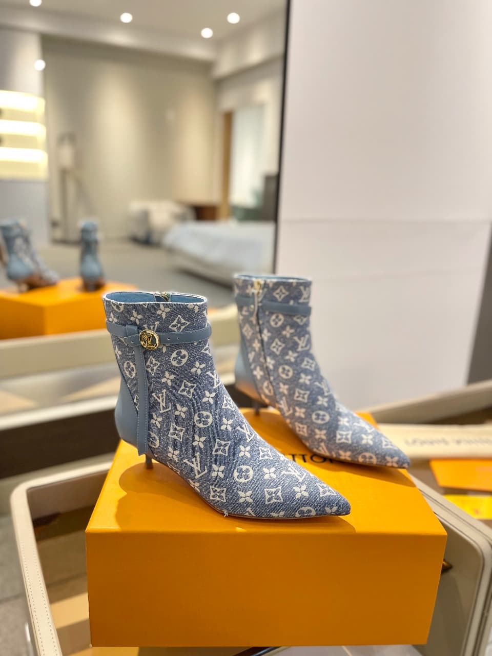 D9018 2026 – Latest Collection/series. The latest runway-style boots from the autumn/winter storefront of L✔️ are also available on the official website. Perfect fit + LV-inspired buckle design, with a feminine and elegant style. Original molded fit, ulti — image 2