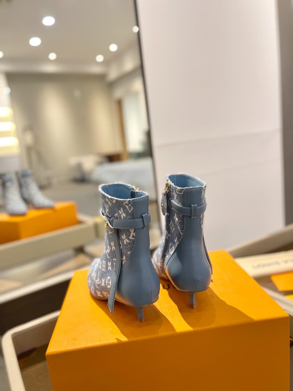 D9018 2026 – Latest Collection/series. The latest runway-style boots from the autumn/winter storefront of L✔️ are also available on the official website. Perfect fit + LV-inspired buckle design, with a feminine and elegant style. Original molded fit, ulti — image 7