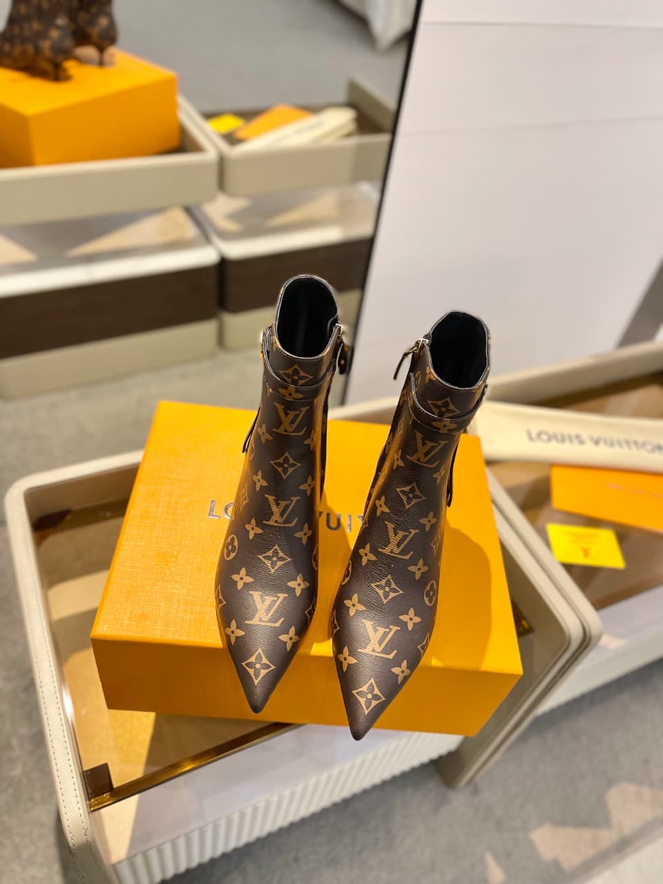 D9017 2026 – Latest Collection/series. The latest runway-style boots from the autumn/winter collection at L✔️Home are also available on the official website. Perfect foot shape + LV-style buckle design, with a feminine and elegant look. Original mold-base — image 3