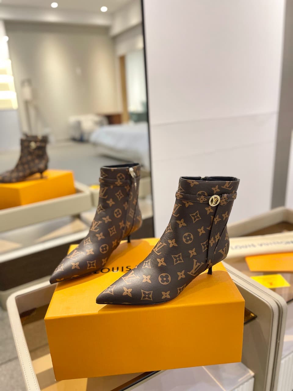 D9017 2026 – Latest Collection/series. The latest runway-style boots from the autumn/winter collection at L✔️Home are also available on the official website. Perfect foot shape + LV-style buckle design, with a feminine and elegant look. Original mold-base — image 4