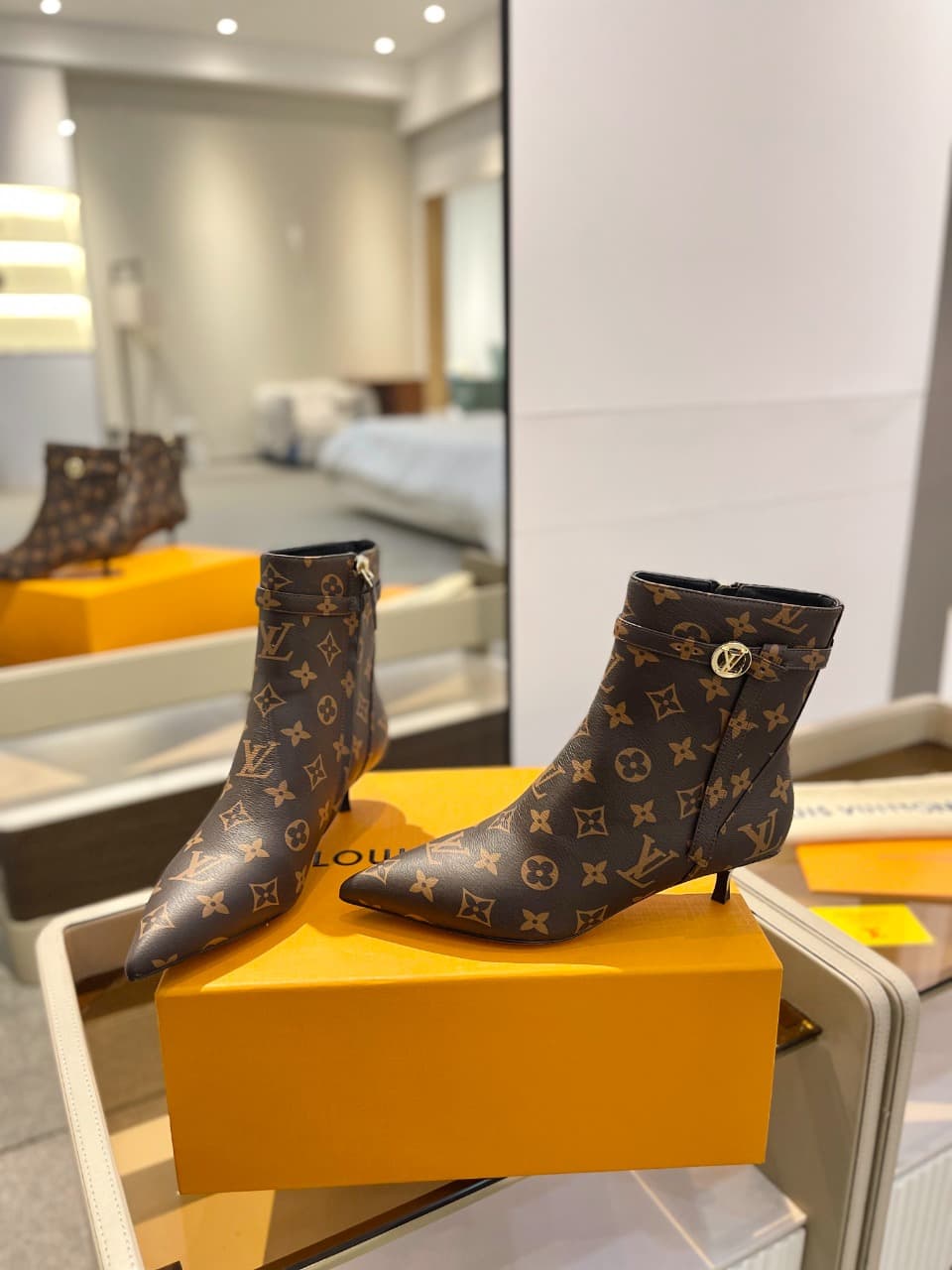 D9017 2026 – Latest Collection/series. The latest runway-style boots from the autumn/winter collection at L✔️Home are also available on the official website. Perfect foot shape + LV-style buckle design, with a feminine and elegant look. Original mold-base — image 5