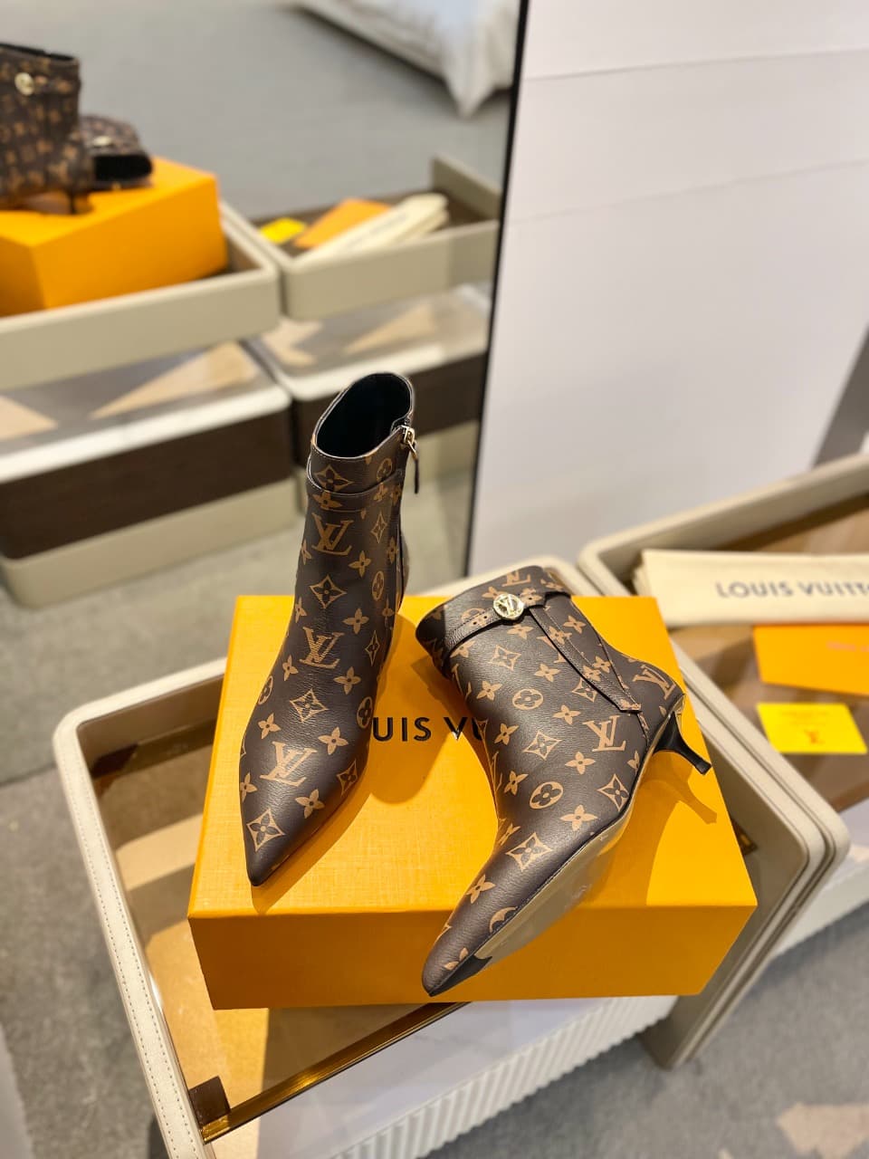 D9017 2026 – Latest Collection/series. The latest runway-style boots from the autumn/winter collection at L✔️Home are also available on the official website. Perfect foot shape + LV-style buckle design, with a feminine and elegant look. Original mold-base — image 6