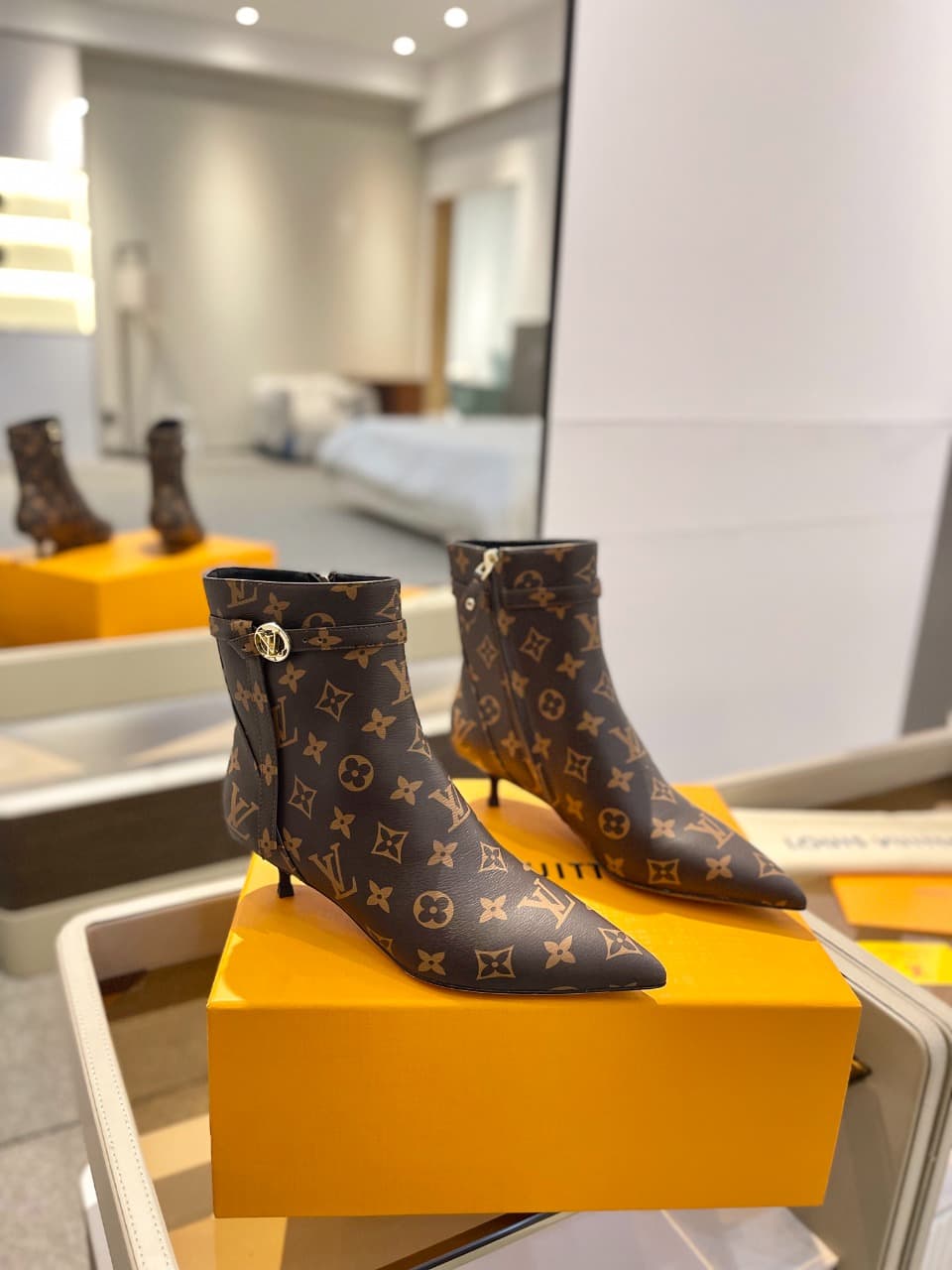 D9017 2026 – Latest Collection/series. The latest runway-style boots from the autumn/winter collection at L✔️Home are also available on the official website. Perfect foot shape + LV-style buckle design, with a feminine and elegant look. Original mold-base — image 2