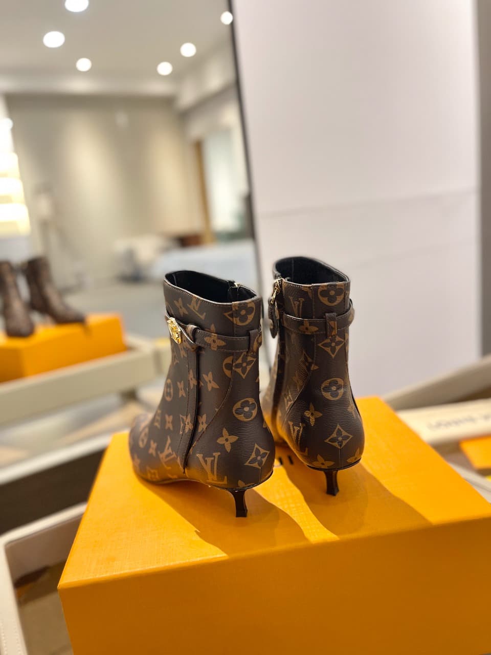 D9017 2026 – Latest Collection/series. The latest runway-style boots from the autumn/winter collection at L✔️Home are also available on the official website. Perfect foot shape + LV-style buckle design, with a feminine and elegant look. Original mold-base — image 7