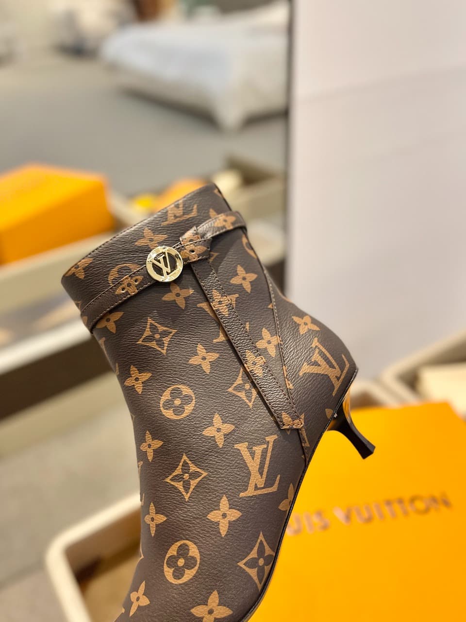 D9017 2026 – Latest Collection/series. The latest runway-style boots from the autumn/winter collection at L✔️Home are also available on the official website. Perfect foot shape + LV-style buckle design, with a feminine and elegant look. Original mold-base — image 8