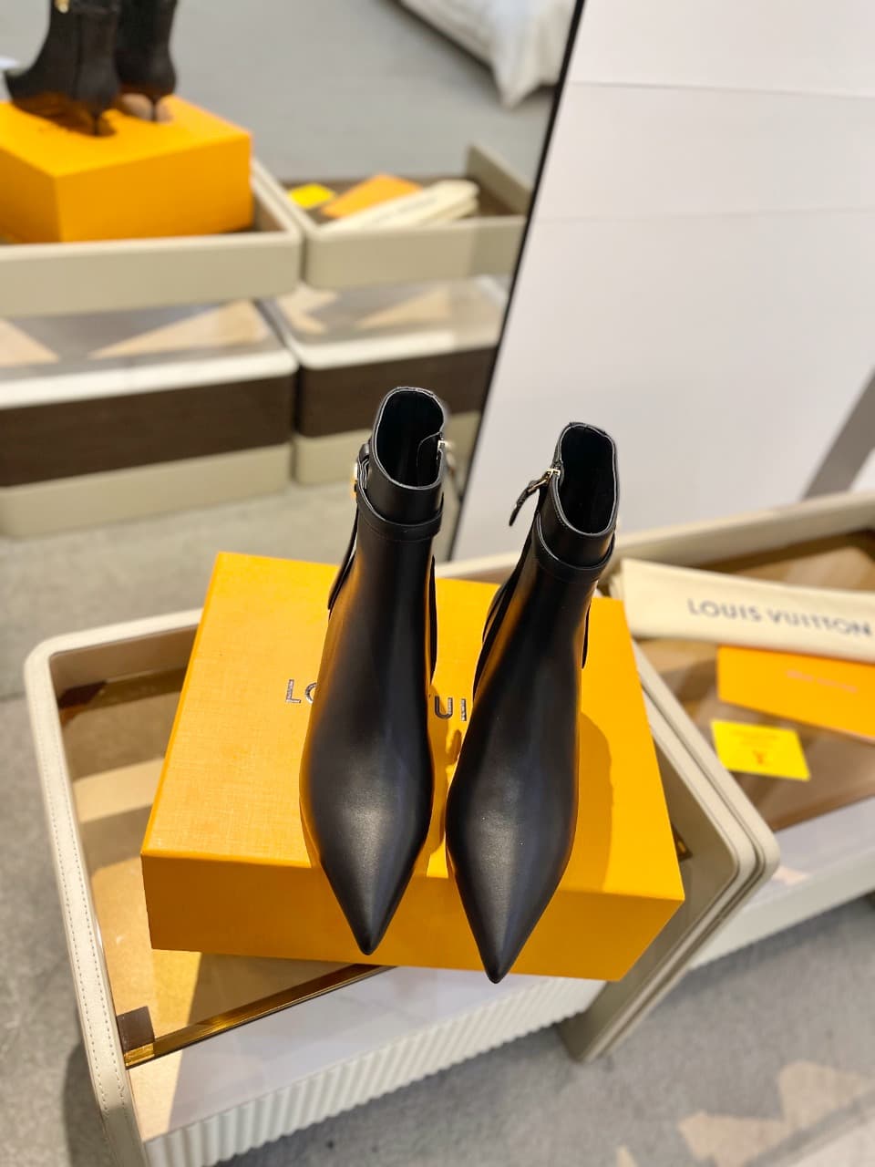 D9016 2026  Latest. L✔️ The latest shoes for the autumn and winter collections at the store’s exclusive boutique are also updated on the official website. With a perfect fit and a LV-style buckle design, these shoes exude femininity and elegance. They fea — image 3