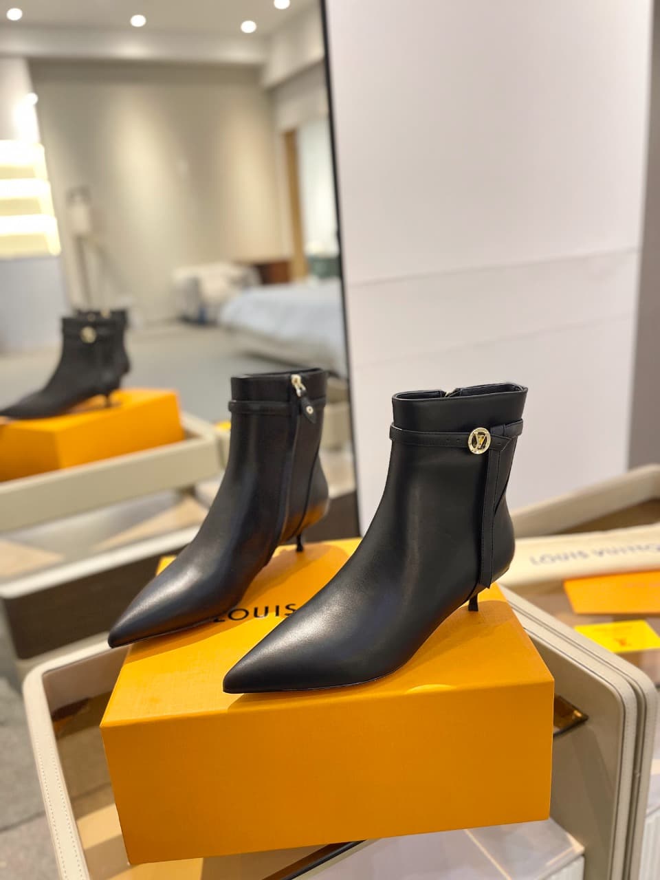 D9016 2026  Latest. L✔️ The latest shoes for the autumn and winter collections at the store’s exclusive boutique are also updated on the official website. With a perfect fit and a LV-style buckle design, these shoes exude femininity and elegance. They fea — image 4