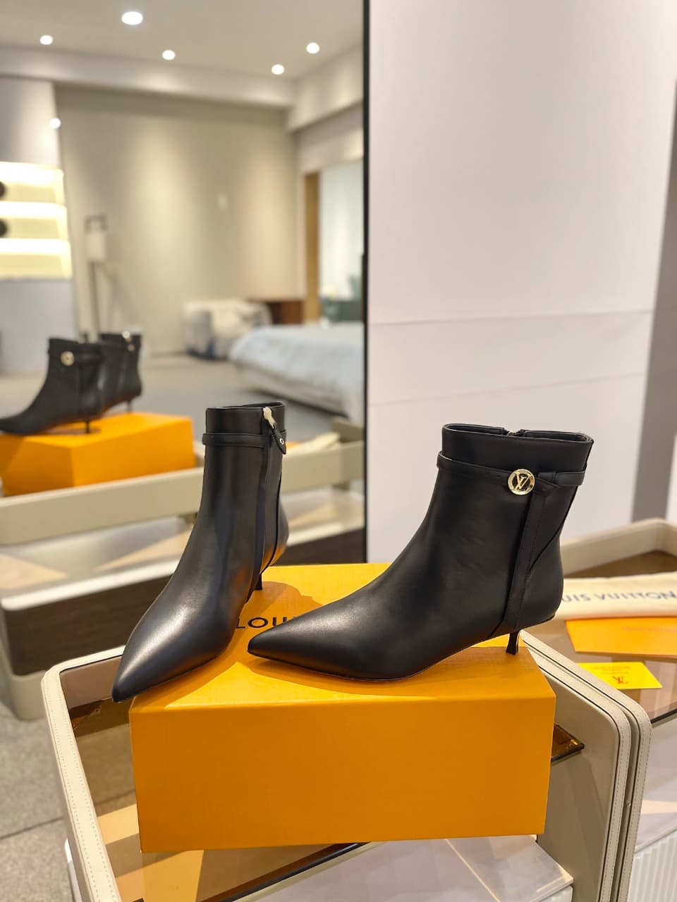 D9016 2026  Latest. L✔️ The latest shoes for the autumn and winter collections at the store’s exclusive boutique are also updated on the official website. With a perfect fit and a LV-style buckle design, these shoes exude femininity and elegance. They fea — image 5