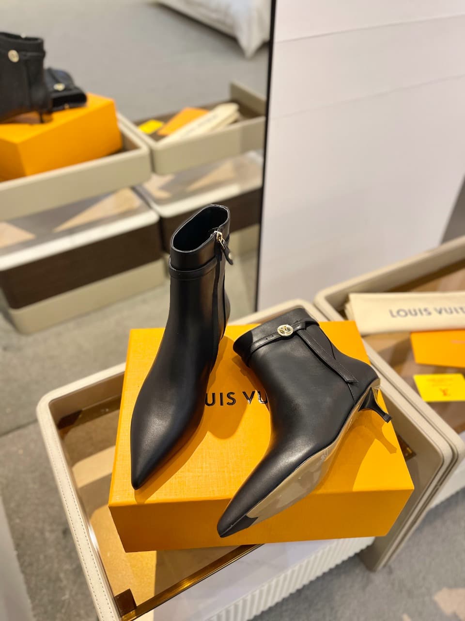D9016 2026  Latest. L✔️ The latest shoes for the autumn and winter collections at the store’s exclusive boutique are also updated on the official website. With a perfect fit and a LV-style buckle design, these shoes exude femininity and elegance. They fea — image 6