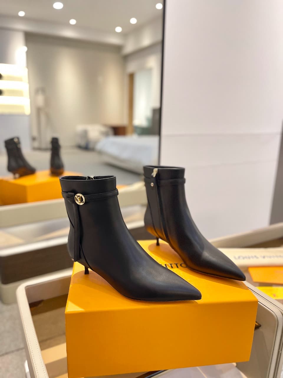 D9016 2026  Latest. L✔️ The latest shoes for the autumn and winter collections at the store’s exclusive boutique are also updated on the official website. With a perfect fit and a LV-style buckle design, these shoes exude femininity and elegance. They fea — image 2
