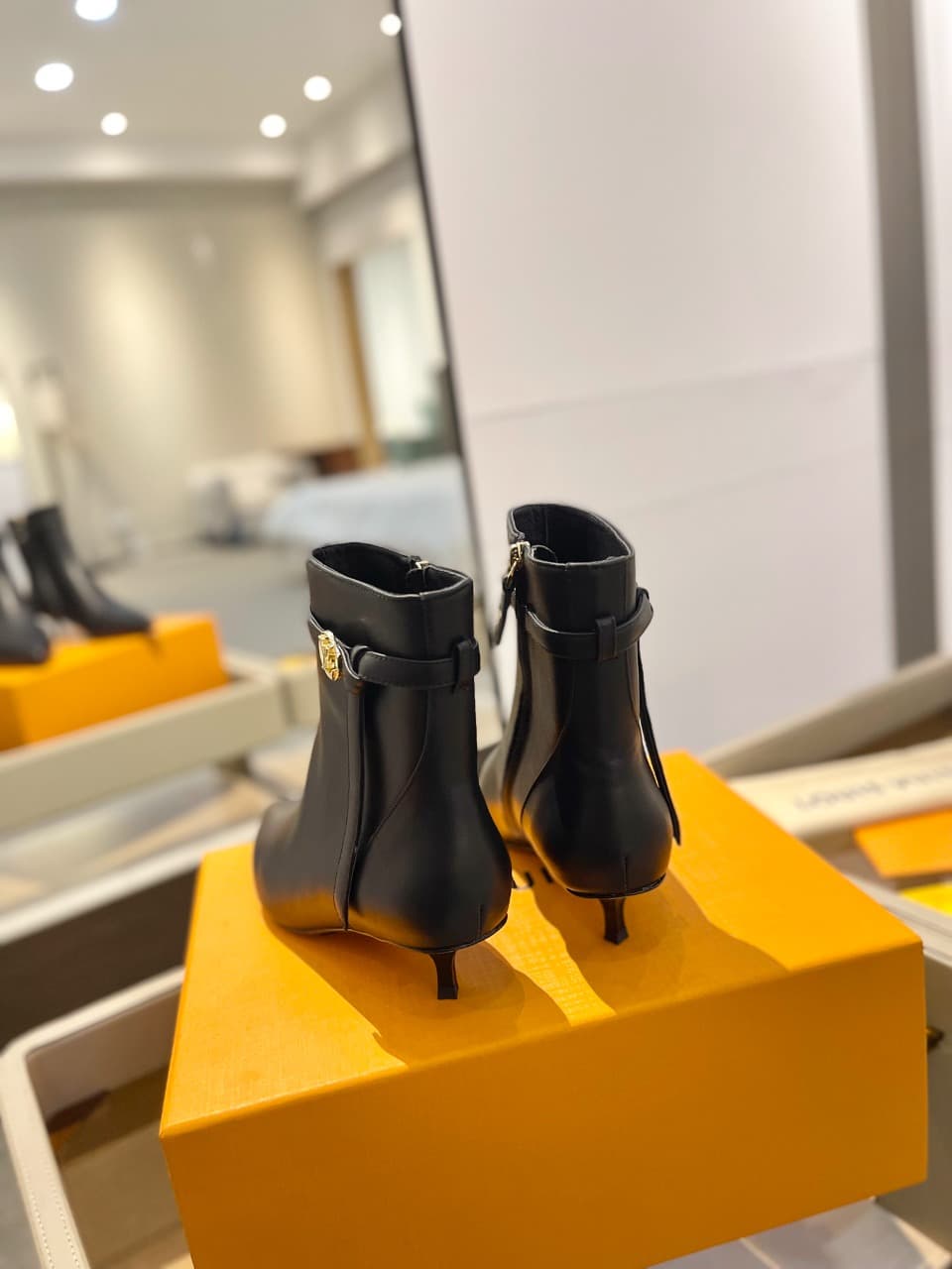 D9016 2026  Latest. L✔️ The latest shoes for the autumn and winter collections at the store’s exclusive boutique are also updated on the official website. With a perfect fit and a LV-style buckle design, these shoes exude femininity and elegance. They fea — image 7