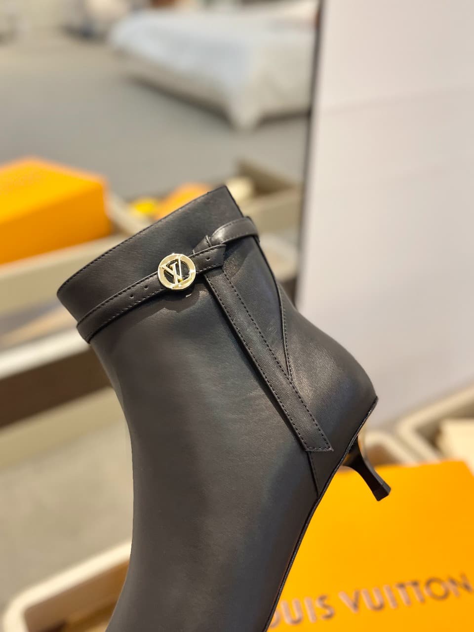 D9016 2026  Latest. L✔️ The latest shoes for the autumn and winter collections at the store’s exclusive boutique are also updated on the official website. With a perfect fit and a LV-style buckle design, these shoes exude femininity and elegance. They fea — image 8
