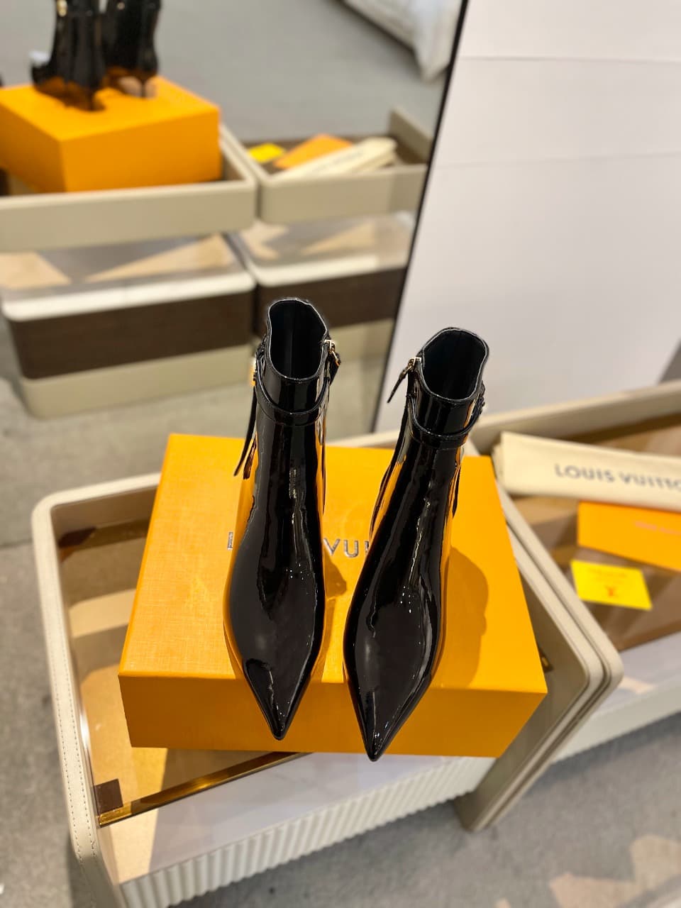 D9013 2026 – Latest Collection/series. The latest runway-style boots from the autumn/winter collection at L✔️Home stores are also updated on the official website. With a perfect foot shape and LV-inspired buckle design, these boots exude femininity and el — image 3