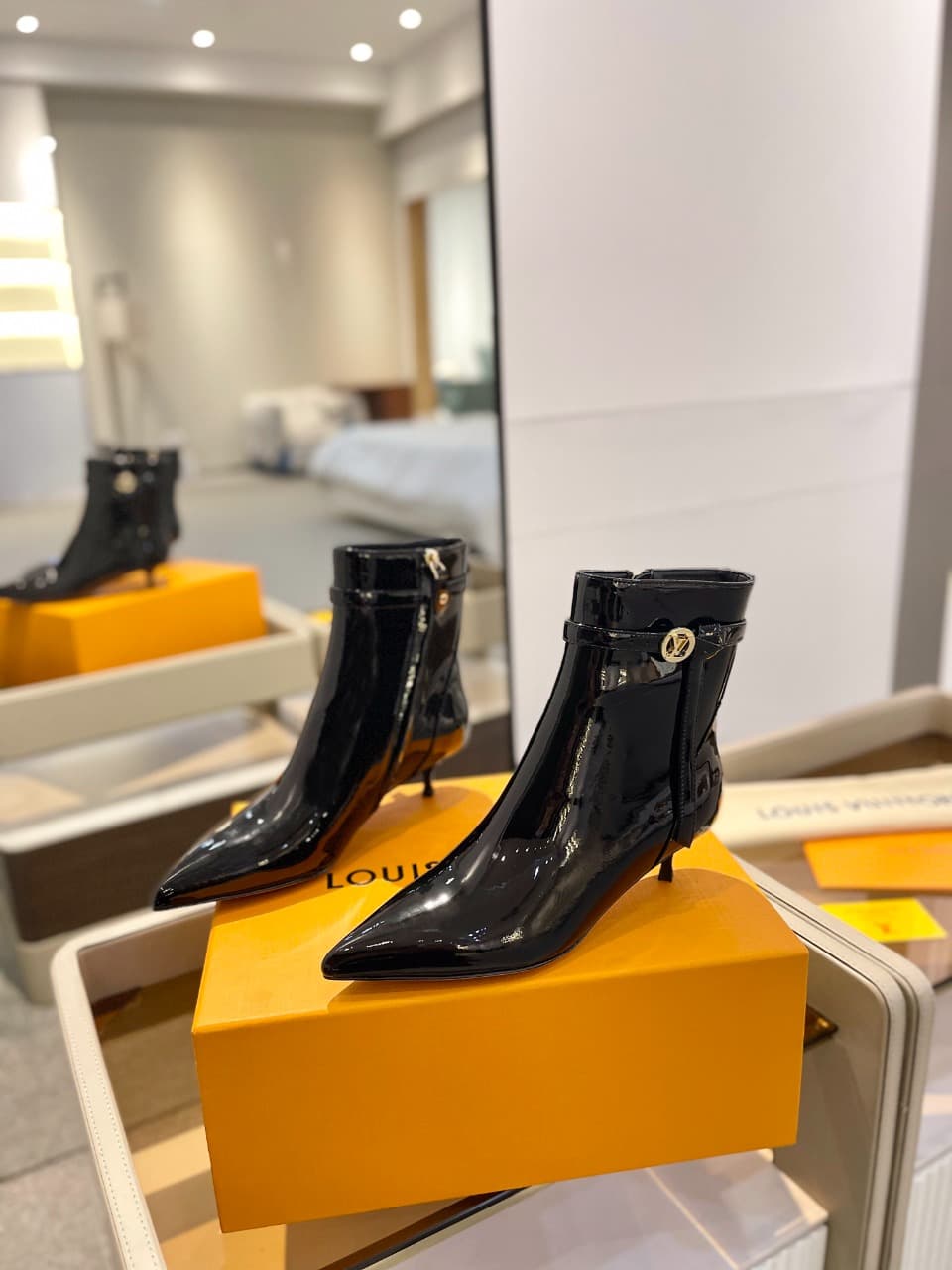 D9013 2026 – Latest Collection/series. The latest runway-style boots from the autumn/winter collection at L✔️Home stores are also updated on the official website. With a perfect foot shape and LV-inspired buckle design, these boots exude femininity and el — image 4