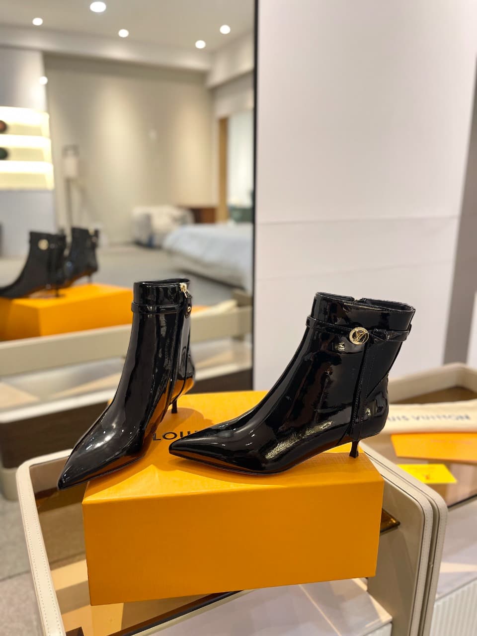 D9013 2026 – Latest Collection/series. The latest runway-style boots from the autumn/winter collection at L✔️Home stores are also updated on the official website. With a perfect foot shape and LV-inspired buckle design, these boots exude femininity and el — image 5
