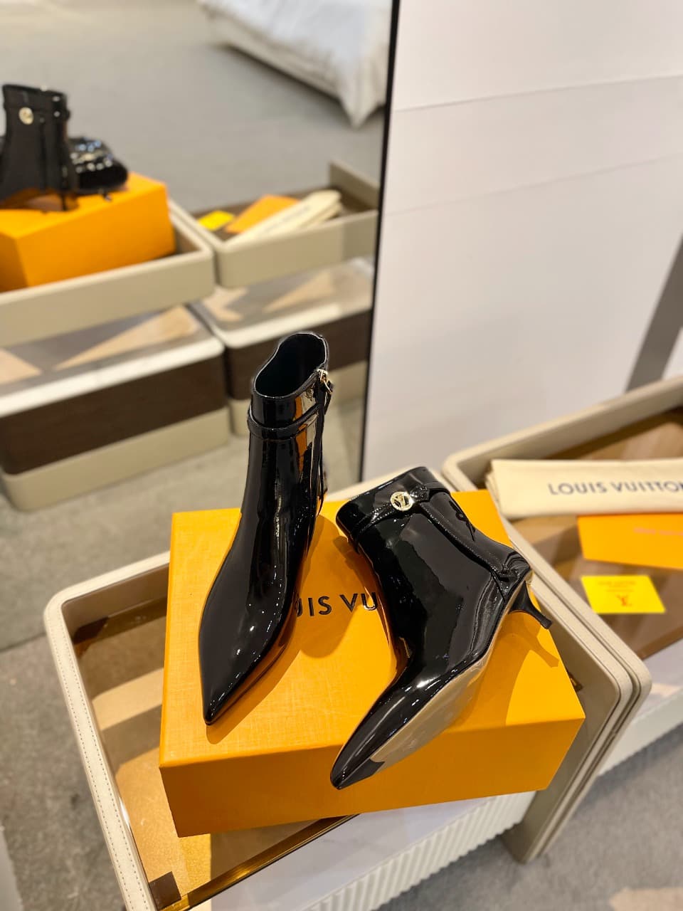 D9013 2026 – Latest Collection/series. The latest runway-style boots from the autumn/winter collection at L✔️Home stores are also updated on the official website. With a perfect foot shape and LV-inspired buckle design, these boots exude femininity and el — image 6