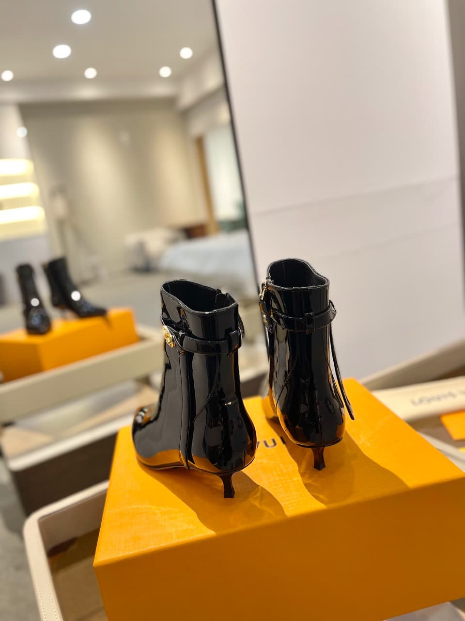 D9013 2026 – Latest Collection/series. The latest runway-style boots from the autumn/winter collection at L✔️Home stores are also updated on the official website. With a perfect foot shape and LV-inspired buckle design, these boots exude femininity and el — image 7