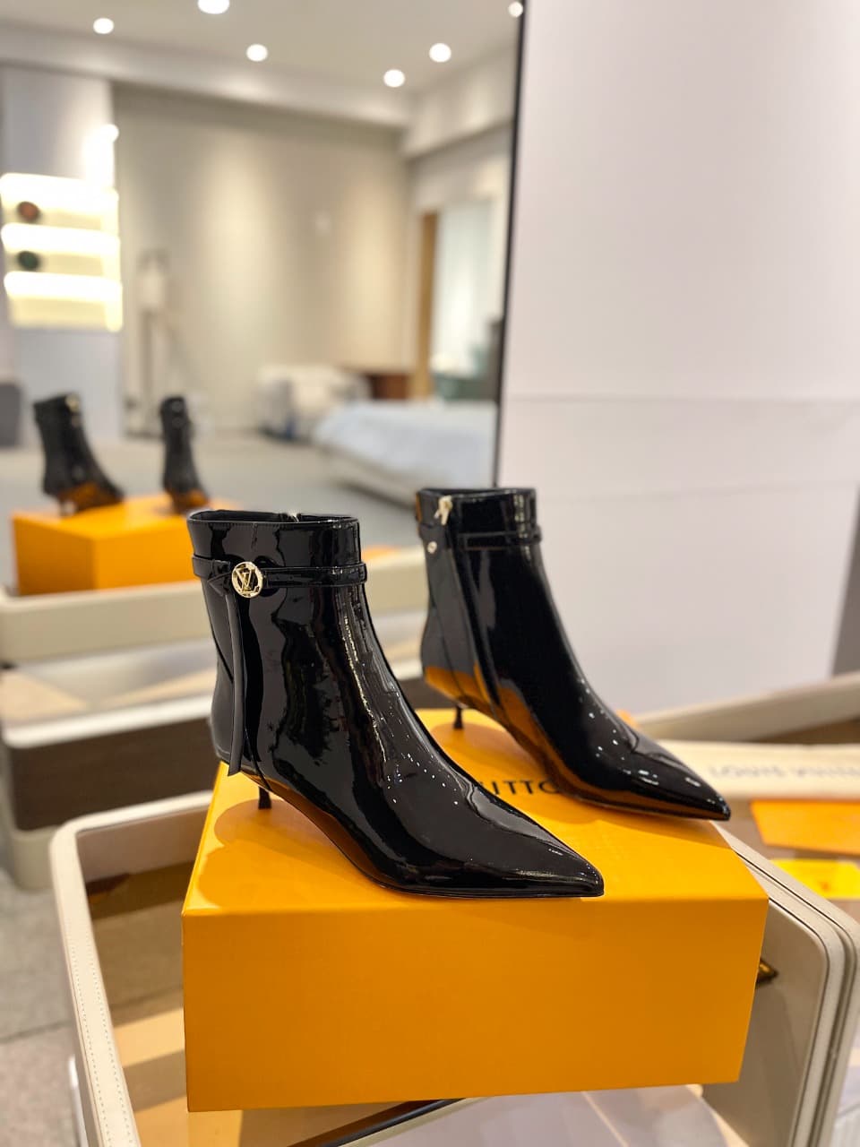 D9013 2026 – Latest Collection/series. The latest runway-style boots from the autumn/winter collection at L✔️Home stores are also updated on the official website. With a perfect foot shape and LV-inspired buckle design, these boots exude femininity and el — image 2