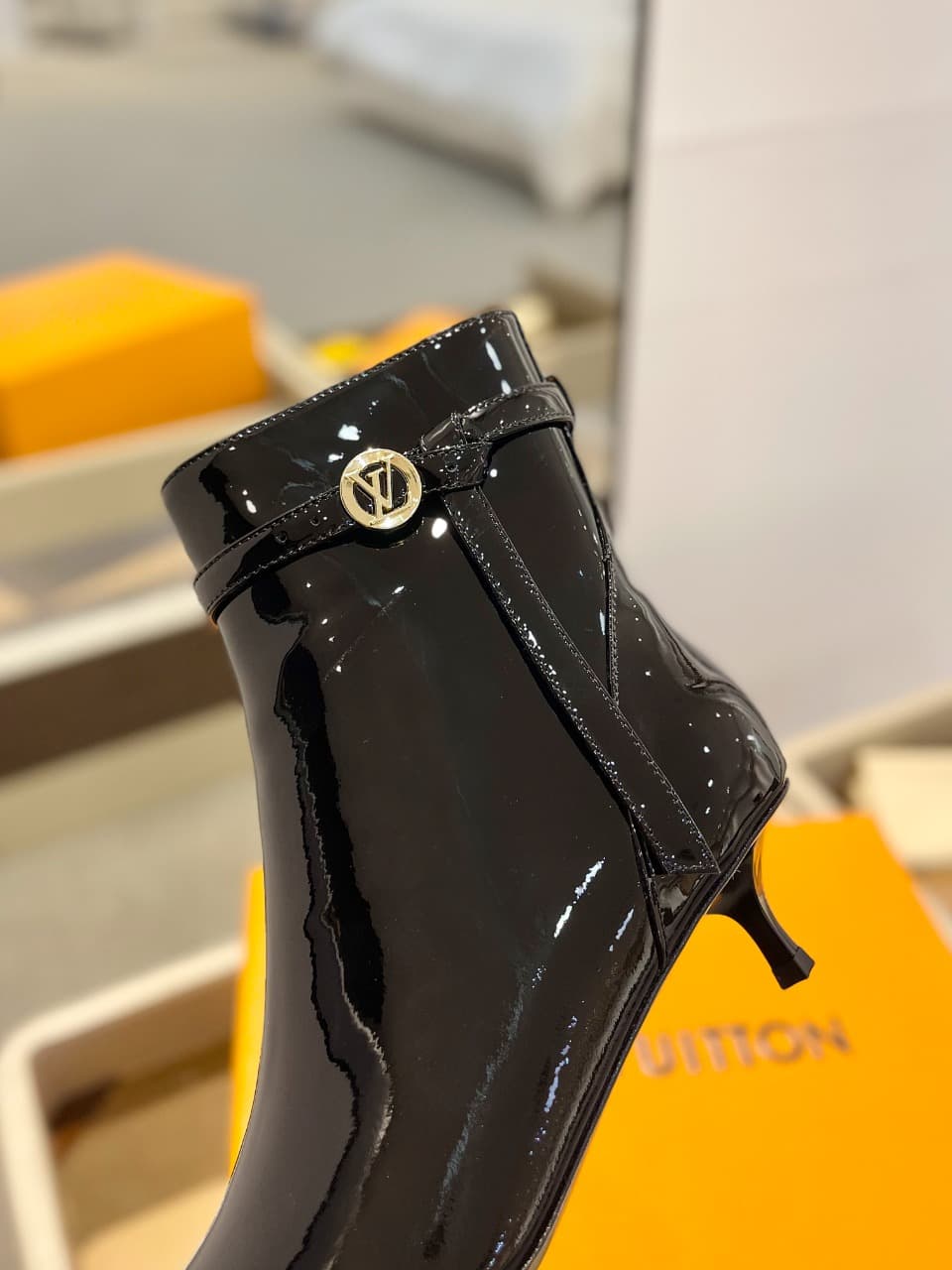 D9013 2026 – Latest Collection/series. The latest runway-style boots from the autumn/winter collection at L✔️Home stores are also updated on the official website. With a perfect foot shape and LV-inspired buckle design, these boots exude femininity and el — image 8