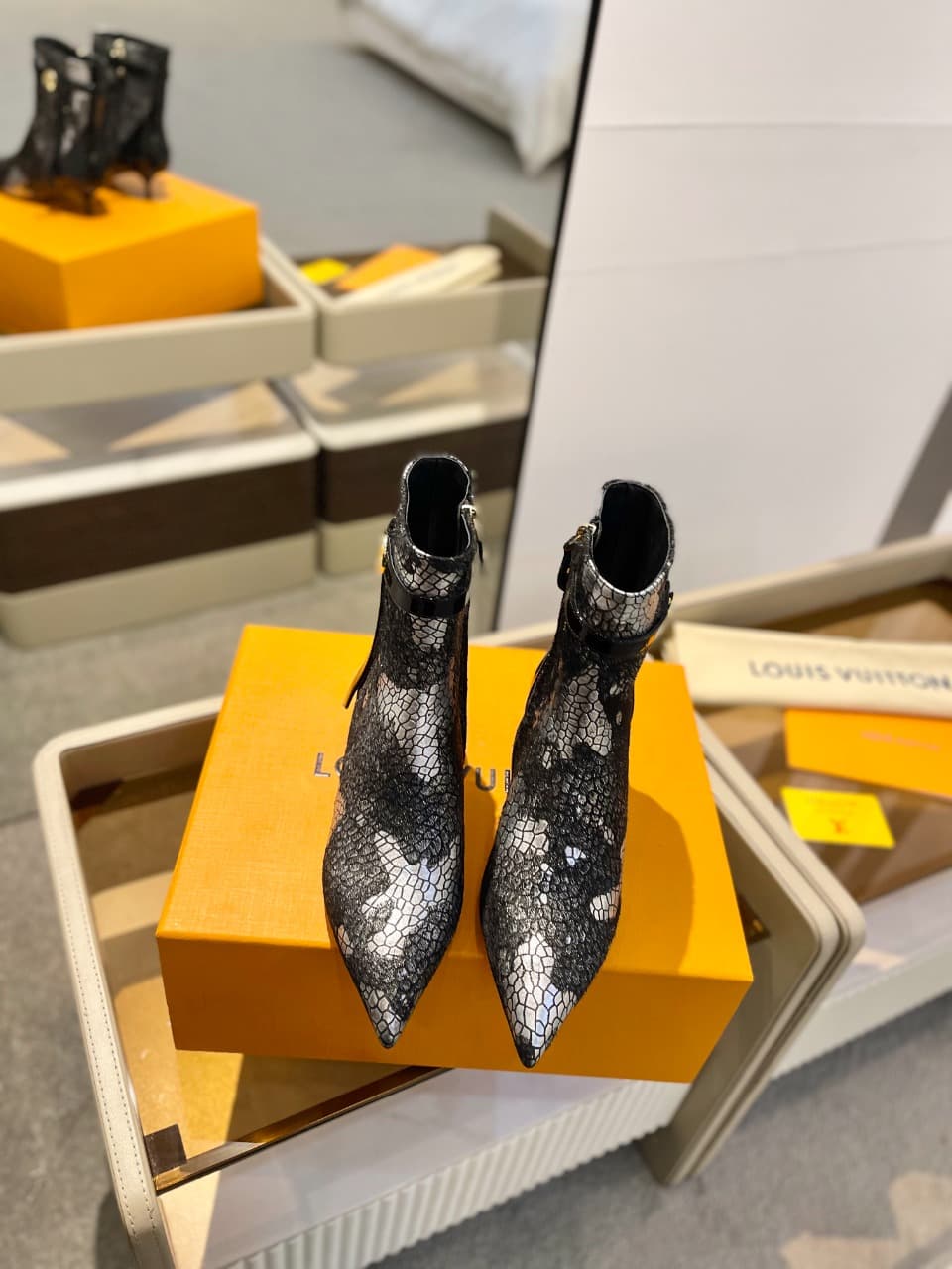 D9015 2026  Latest! L✔️ The latest boots from the autumn/winter collection at the store. The official website series is updated in real time. Perfect fit + LV-style buckle design – full of femininity and elegance. Original mold-based fit, ultimate 1:1 sil — image 3