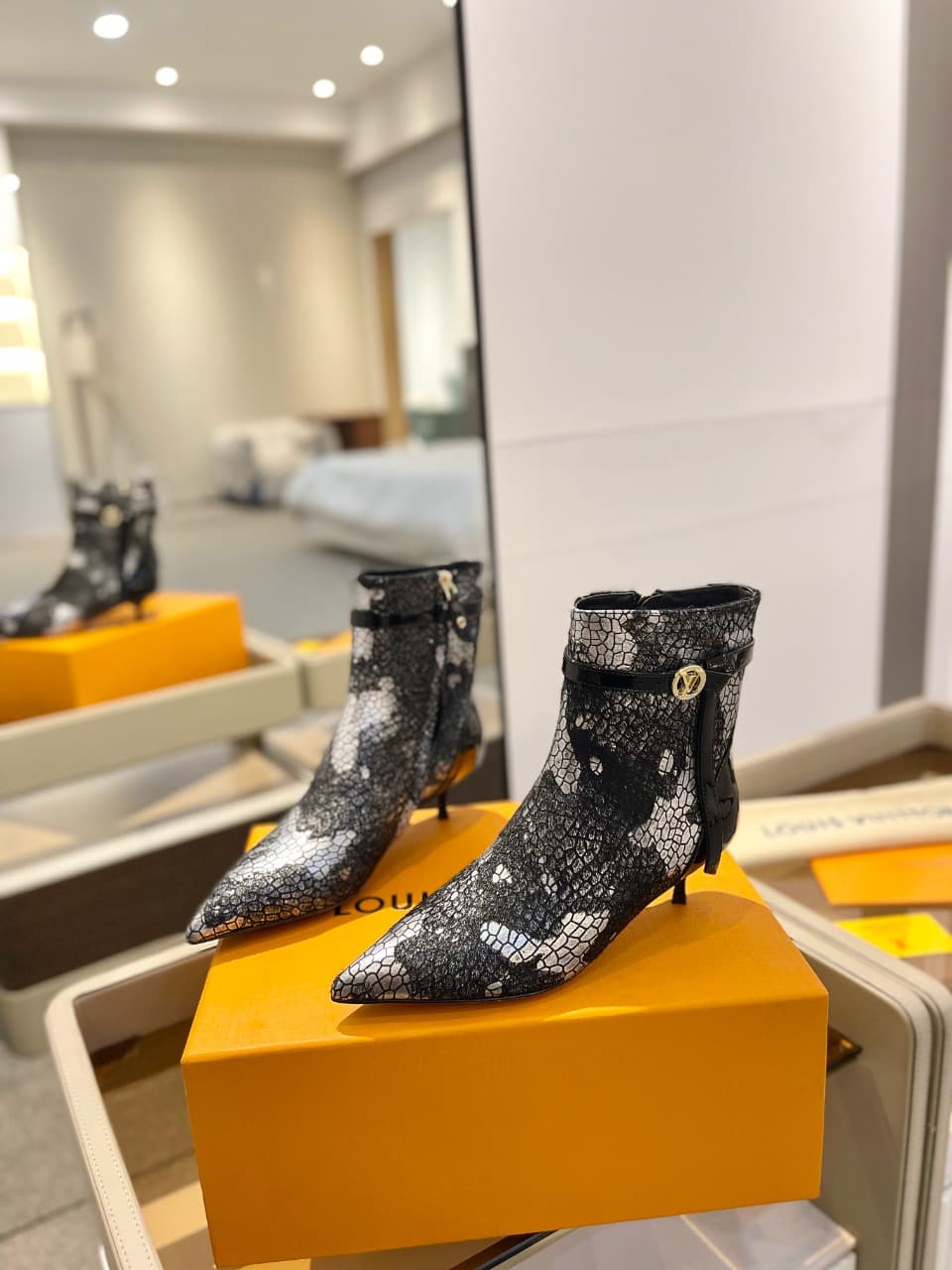 D9015 2026  Latest! L✔️ The latest boots from the autumn/winter collection at the store. The official website series is updated in real time. Perfect fit + LV-style buckle design – full of femininity and elegance. Original mold-based fit, ultimate 1:1 sil — image 4