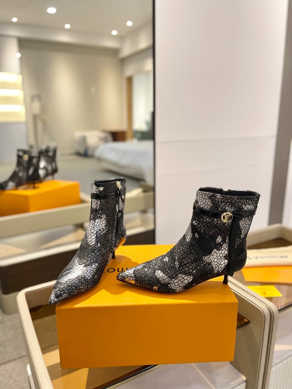 D9015 2026  Latest! L✔️ The latest boots from the autumn/winter collection at the store. The official website series is updated in real time. Perfect fit + LV-style buckle design – full of femininity and elegance. Original mold-based fit, ultimate 1:1 sil — image 5